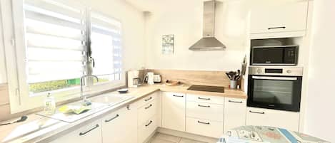 Refrigerador, microondas, horno, placa de cocina