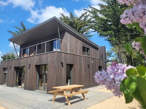 Outdoor dining - Modern Forest-Edge Home for 10 with WiFi, Close to Beach & Shops (Saint-Jean-de-Monts)