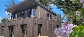 Modern Forest-Edge Home for 10 with WiFi, Close to Beach & Shops