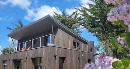 Modern Forest-Edge Home for 10 with WiFi, Close to Beach & Shops