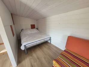 4 bedrooms, WiFi - Modern Forest-Edge Home for 10 with WiFi, Close to Beach & Shops (Saint-Jean-de-Monts)