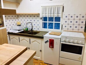 Kylskåp, mikrovågsugn, ugn och spishäll