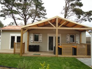 Terrace/patio - New Chalet with Shared Pool, Near Beach - St. Hilaire de Riez - Sleeps 6 (Saint-Hilaire-de-Riez)