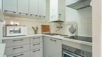 KylskÄp, mikrovÄgsugn, ugn och spishÀll