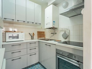 Frigorífico, microondas, horno y placa de cocina