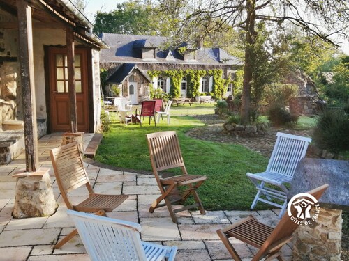Charming Country Retreat: Sleeps 11, Indoor Pool, Pet-Friendly, Near Château-Gontier