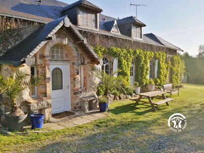 Casa rural familiar con piscina cubierta y animales, hasta 11 personas en Gennes-Longuefuye