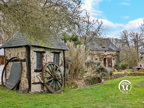 Charming Country Retreat: Sleeps 11, Indoor Pool, Pet-Friendly, Near Château-Gontier