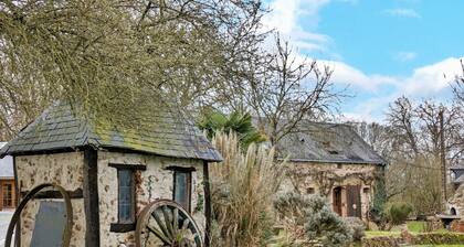 Charming Country Retreat: Sleeps 11, Indoor Pool, Pet-Friendly, Near Château-Gontier