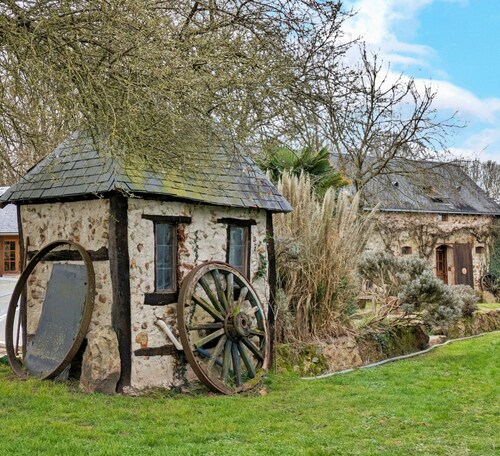 Charming Country Retreat: Sleeps 11, Indoor Pool, Pet-Friendly, Near Château-Gontier