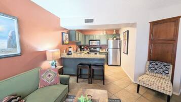 Una televisión, una chimenea