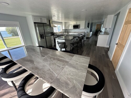 ~~Beautiful Waterfront Family Getaway: Immerse Yourself in Nature's Beauty!~~