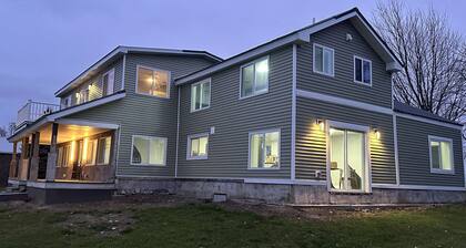 ~~Beautiful Waterfront Family Getaway: Immerse Yourself in Nature's Beauty!~~