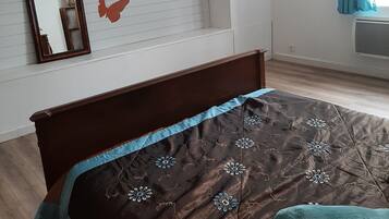 1 slaapkamer, een strijkplank/strijkijzer, reisbedje, gratis wifi