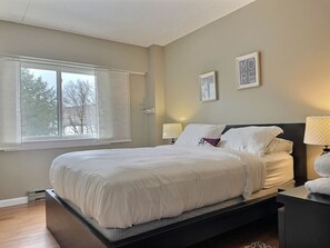 2 bedrooms, desk, iron/ironing board, travel crib