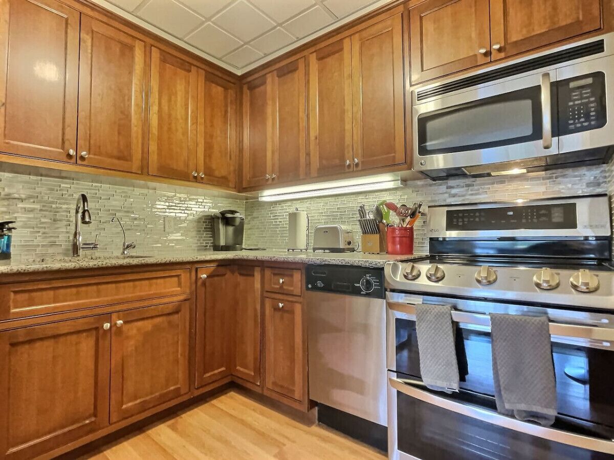 Køleskab, mikrobølgeovn, ovn, kogeplade