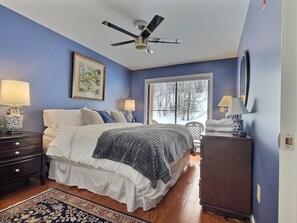 3 bedrooms, desk, iron/ironing board, travel crib