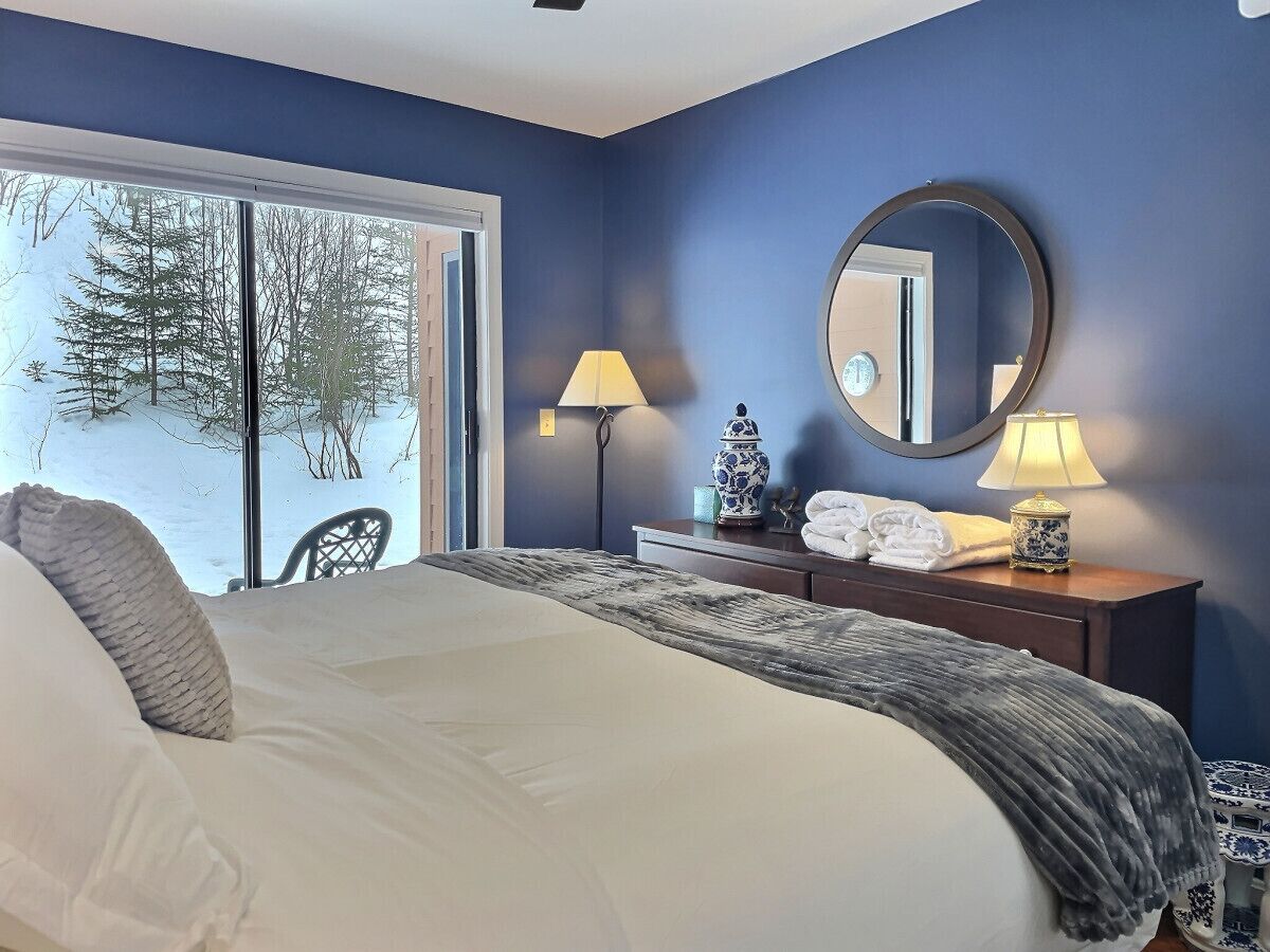 3 bedrooms, desk, iron/ironing board, travel crib