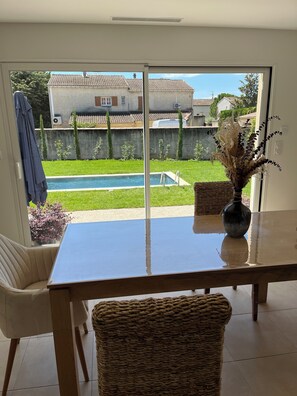Dining - Confortable Maison Avec Jardin, Entre Ville et Campagne à Pernes les Fontaines (Pernes-les-Fontaines)