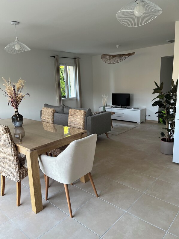 Dining - Confortable Maison Avec Jardin, Entre Ville et Campagne à Pernes les Fontaines (Pernes-les-Fontaines)