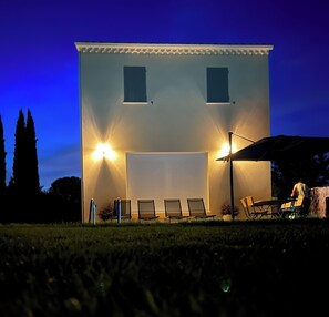 Outdoor dining - Confortable Maison Avec Jardin, Entre Ville et Campagne à Pernes les Fontaines (Pernes-les-Fontaines)