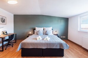 4 bedrooms, desk, iron/ironing board, travel crib