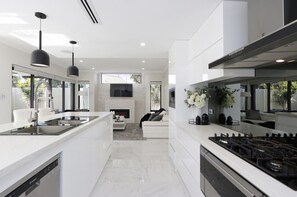 Private kitchen - Ultra Modern Villa Walk To The Beach (Beaconsfield)