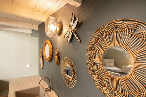 Charm and design in Genoa Historical Centre, close to Acquario and Waterfront. 