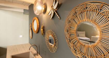 Charm and design in Genoa Historical Centre, close to Acquario and Waterfront.