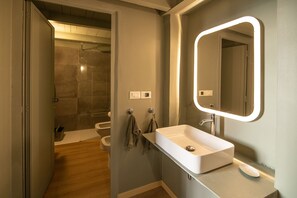 Douche, séchoir à cheveux, bidet, serviettes fournies