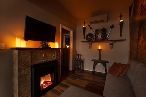 Una televisión, una chimenea