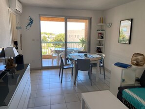 Living area - 1 Bedroom Apartment in Cavalaire-sur-Mer (Cavalaire-sur-Mer)