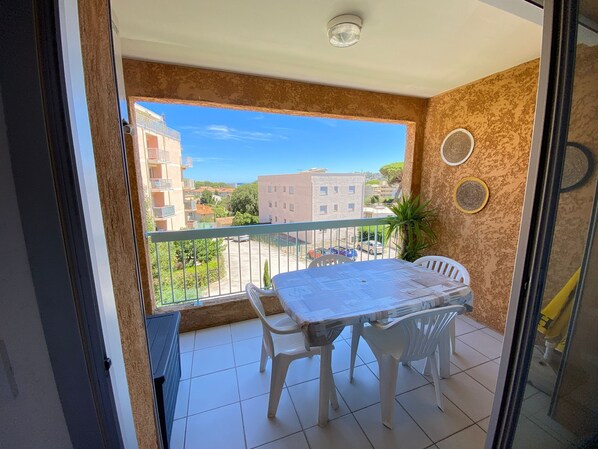 Dining - 1 Bedroom Apartment in Cavalaire-sur-Mer (Cavalaire-sur-Mer)
