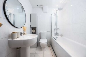 Ducha, secador de pelo y champú