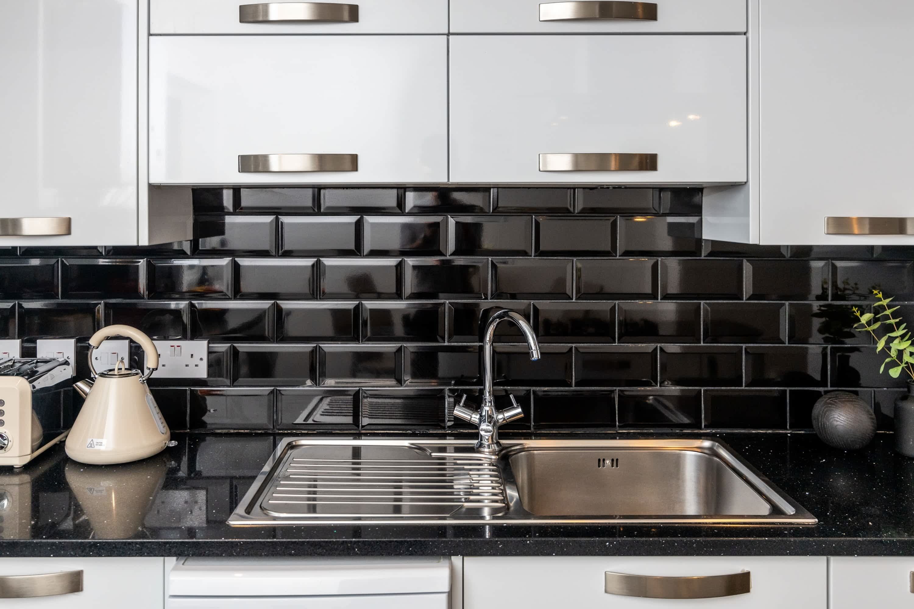 Réfrigérateur, four à micro-ondes, un four, surface de cuisson