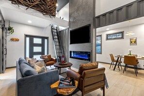 Fernseher, Kamin, DVD-Player