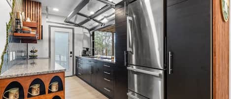 Refrigerador, microondas, horno y parrilla de estufa