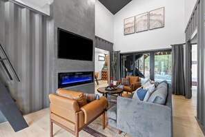 Fernseher, Kamin, DVD-Player