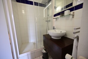 Basic Double Room, Ensuite (Chambre 2) | Bathroom - Hôtel - La Cuisine des Lulus (Montainville)