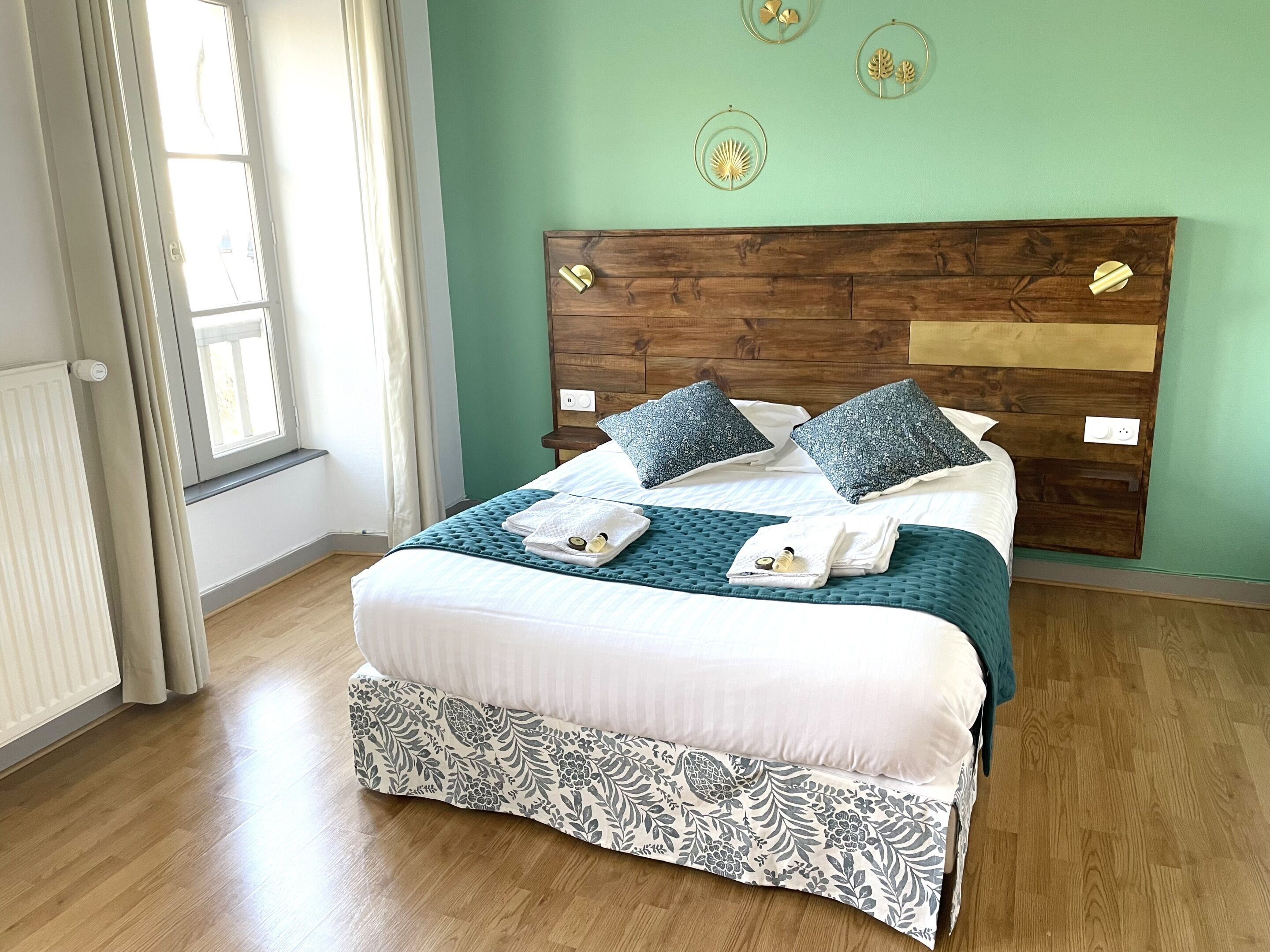 Traditionele tweepersoonskamer, en-suite badkamer, uitzicht op de stad (Chambre 5) | Gratis wifi, beddengoed