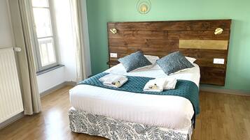 Traditionele tweepersoonskamer, en-suite badkamer, uitzicht op de stad (Chambre 5) | Gratis wifi, beddengoed