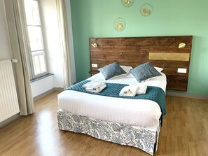 Traditionele tweepersoonskamer, en-suite badkamer, uitzicht op de stad (Chambre 5) | Gratis wifi, beddengoed