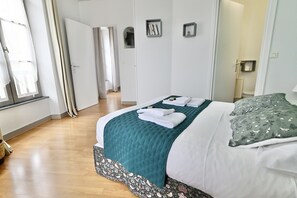 Standard-dobbeltværelse - eget badeværelse (Chambre 4) | Gratis Wi-Fi, sengetøj