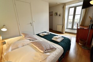 Basic Double Room, Ensuite (Chambre 2) | Free WiFi, bed sheets - Hôtel - La Cuisine des Lulus (Montainville)