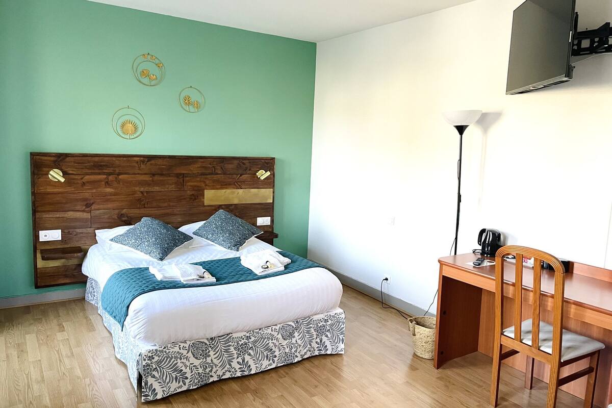 Habitación tradicional doble, baño privado, vistas a la ciudad (Chambre 5) | Wifi gratis y ropa de cama