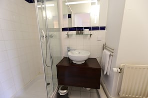 Basic Double Room, Ensuite (Chambre 2) | Bathroom - Hôtel - La Cuisine des Lulus (Montainville)