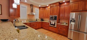 Réfrigérateur, micro-ondes, plaque de cuisson, lave-vaisselle