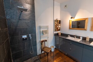 Douche, séchoir à cheveux, serviettes fournies, savon