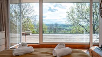 3 slaapkamers, een strijkplank/strijkijzer, gratis wifi, beddengoed