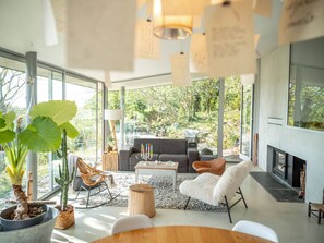 TV, peis, DVD-spiller og bøker